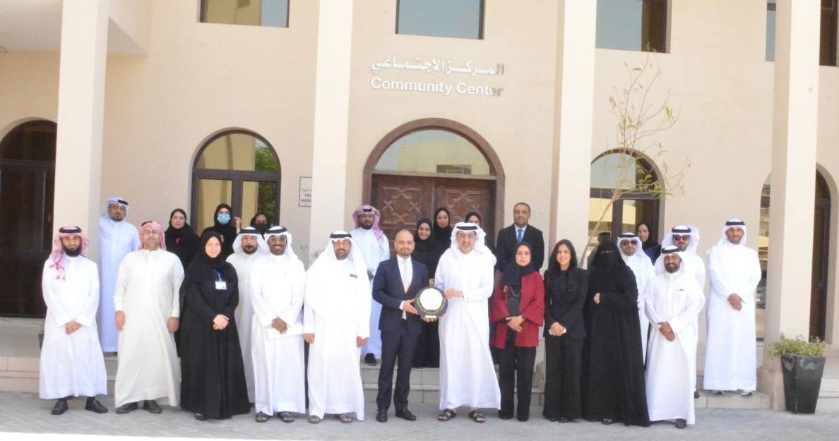 وزارة التنمية الاجتماعية تتسلّم الدرع الذهبي لحصول مركز عبدالله بن يوسف فخرو الاجتماعي على تصنيف الفئة الذهبية