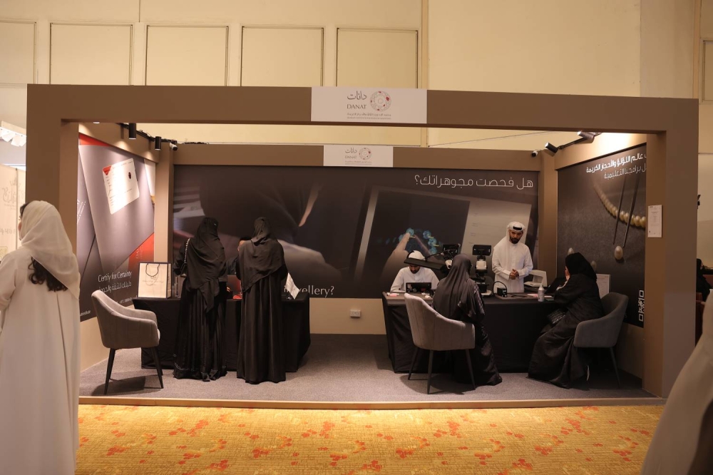 "دانات" يفحص مشتريات الألماس لزوار معرض "جواهر العالم" بالسعودية
