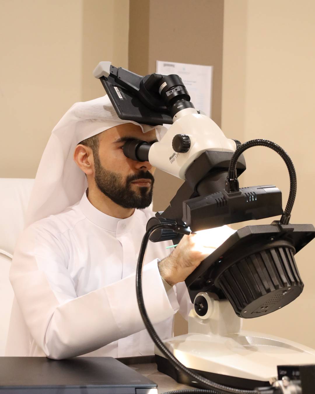 "دانات" يفحص مشتريات الألماس لزوار معرض "جواهر العالم" بالسعودية