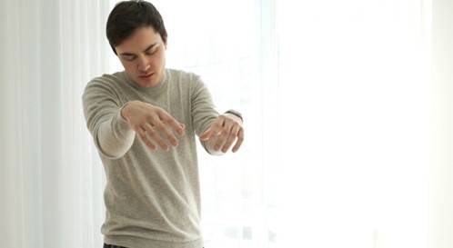 لماذا يمشي بعض الناس أثناء النوم؟.. تعرف على الأسباب وطرق التعامل الآمن