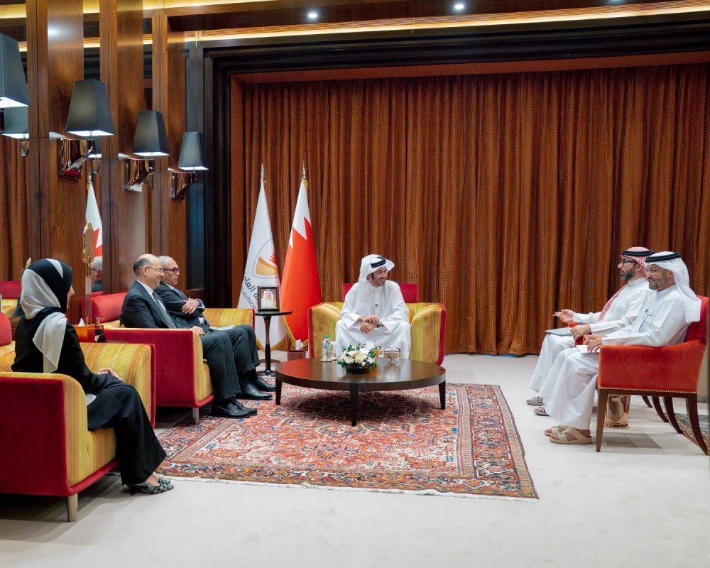 خالد بن حمد يستقبل رئيس مجلس إدارة الهيئة العامة للتأمين الاجتماعي