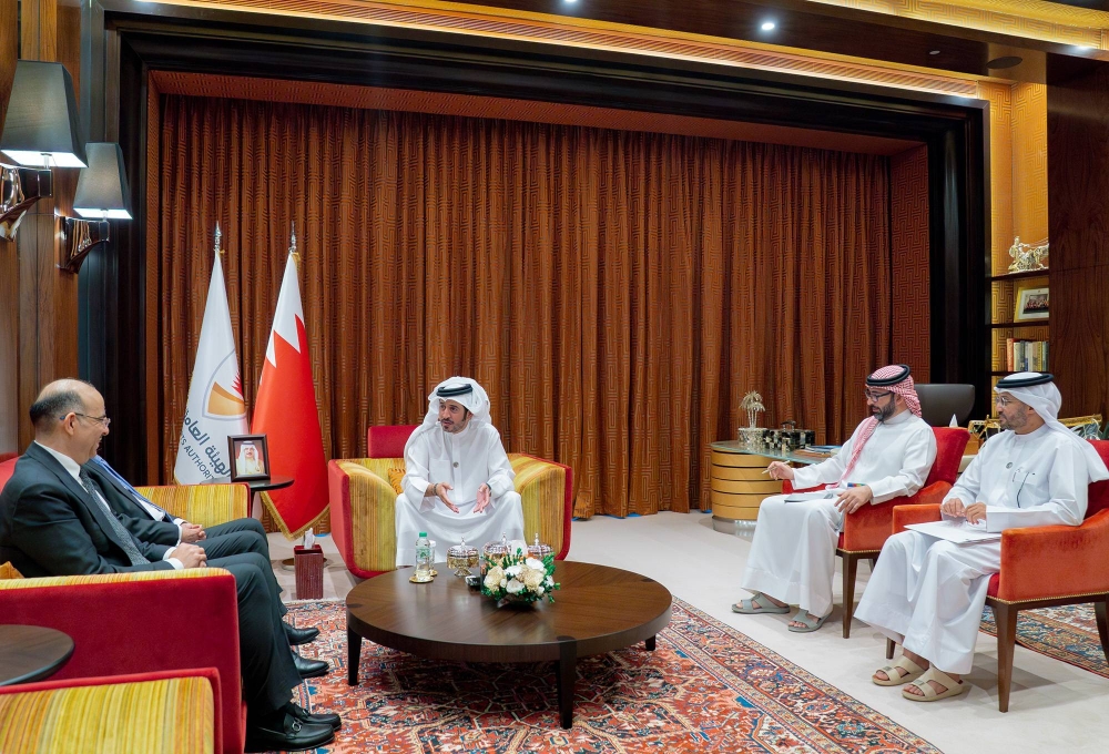 خالد بن حمد يستقبل رئيس مجلس إدارة الهيئة العامة للتأمين الاجتماعي