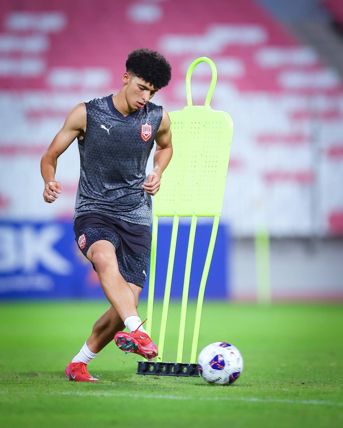 &laquo;أحمرنا&raquo; الكروي يبدأ المهمة لملاقاة الأخضر السعودي