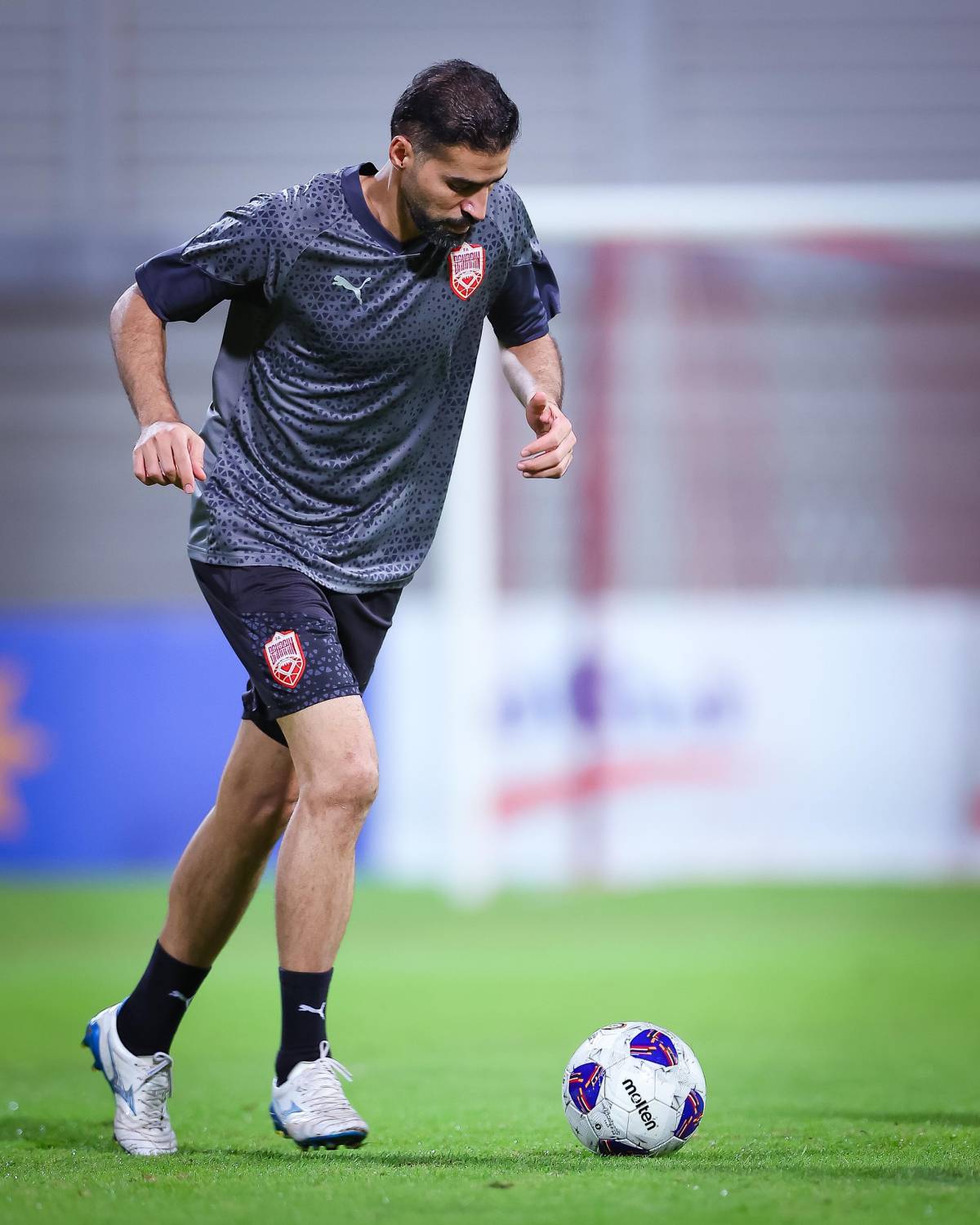 &laquo;أحمرنا&raquo; الكروي يبدأ المهمة لملاقاة الأخضر السعودي