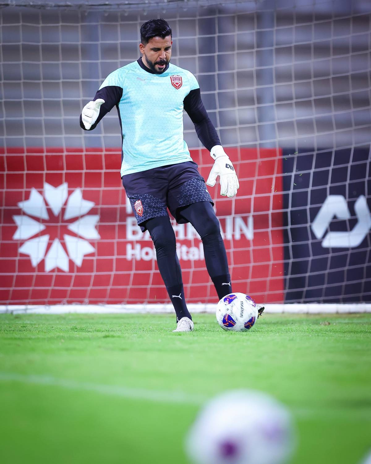 &laquo;أحمرنا&raquo; الكروي يبدأ المهمة لملاقاة الأخضر السعودي