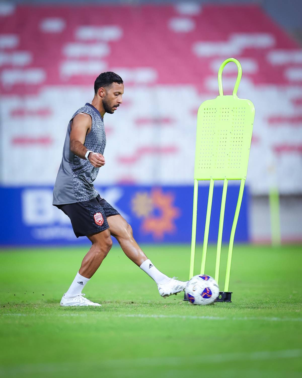 &laquo;أحمرنا&raquo; الكروي يبدأ المهمة لملاقاة الأخضر السعودي