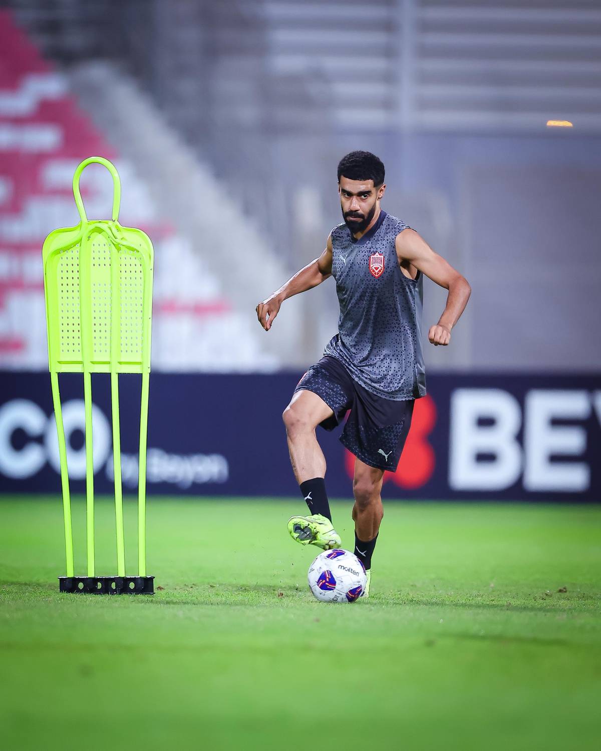 &laquo;أحمرنا&raquo; الكروي يبدأ المهمة لملاقاة الأخضر السعودي