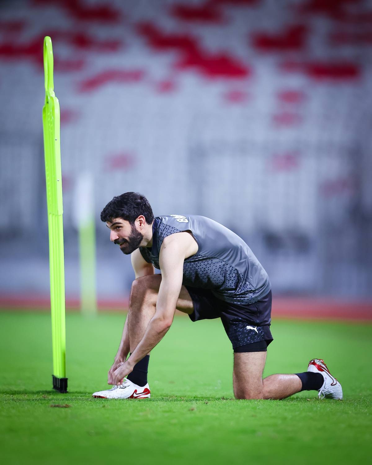 &laquo;أحمرنا&raquo; الكروي يبدأ المهمة لملاقاة الأخضر السعودي