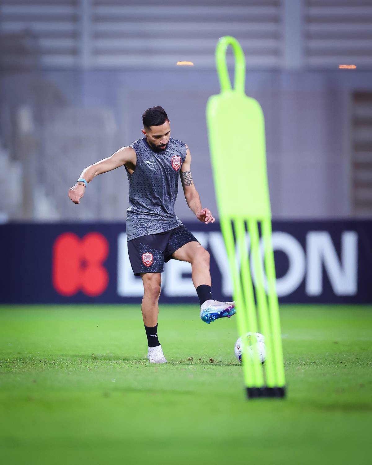 &laquo;أحمرنا&raquo; الكروي يبدأ المهمة لملاقاة الأخضر السعودي