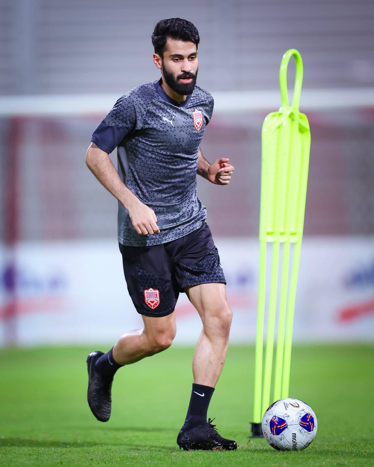 &laquo;أحمرنا&raquo; الكروي يبدأ المهمة لملاقاة الأخضر السعودي