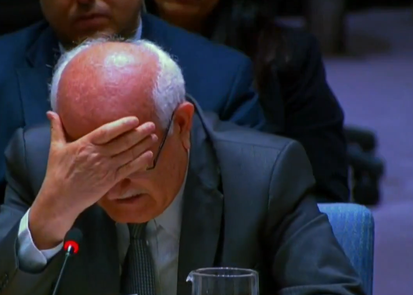 مندوب فلسطين بالأمم المتحدة ينهار باكياً بسبب جرائم إسرائيل ضد الأطفال في غزة