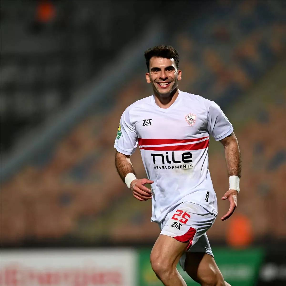 زيزو يثير الجدل بظهوره في مقهى لمتابعة تتويج الأهلي بالدوري