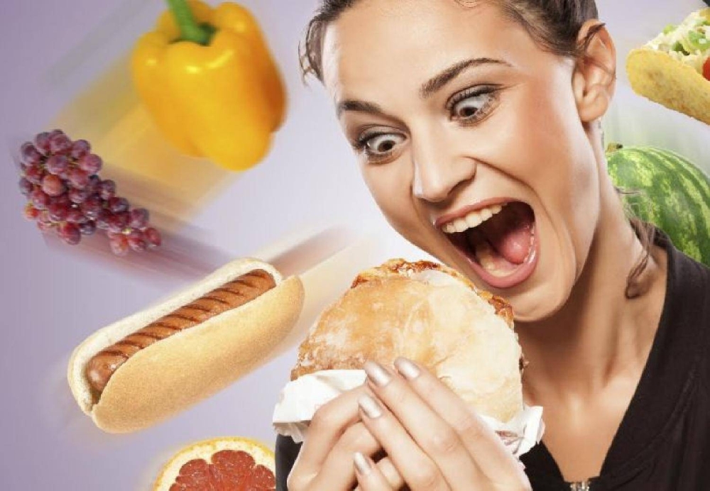 احذر تناول الطعام بسرعة.. عادة يومية قد تضر بصحتك