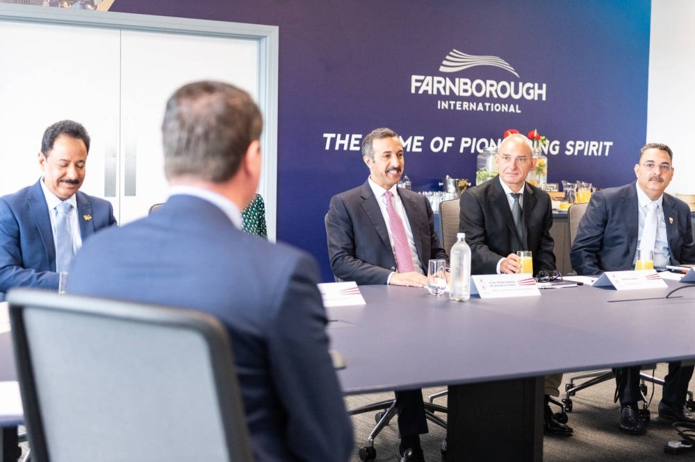 وزير المواصلات والاتصالات يتابع تحضيرات معرض البحرين الدولي للطيران مع شركة فارنبره الدولية في لندن