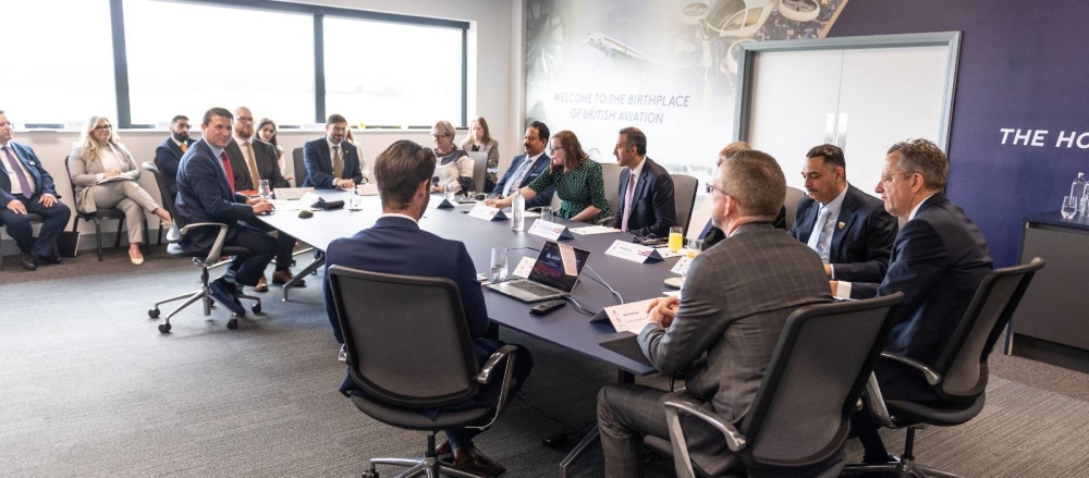 وزير المواصلات والاتصالات يتابع تحضيرات معرض البحرين الدولي للطيران مع شركة فارنبره الدولية في لندن