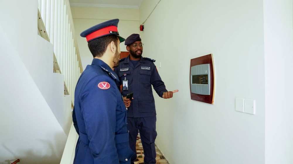 شرطة المحرق تنفذ حملة توعوية وتفتيشية للوقاية من الحريق في المحلات التجارية بالتعاون مع الدفاع المدني