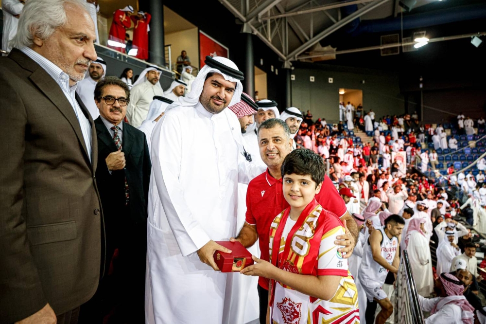 عيسى بن علي يتوج المحرق بدرع دوري زين لكرة السلة