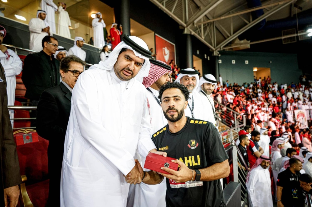 عيسى بن علي يتوج المحرق بدرع دوري زين لكرة السلة