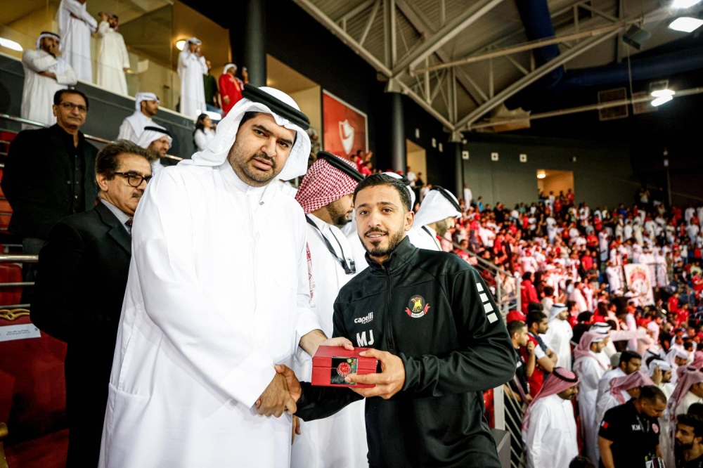 عيسى بن علي يتوج المحرق بدرع دوري زين لكرة السلة