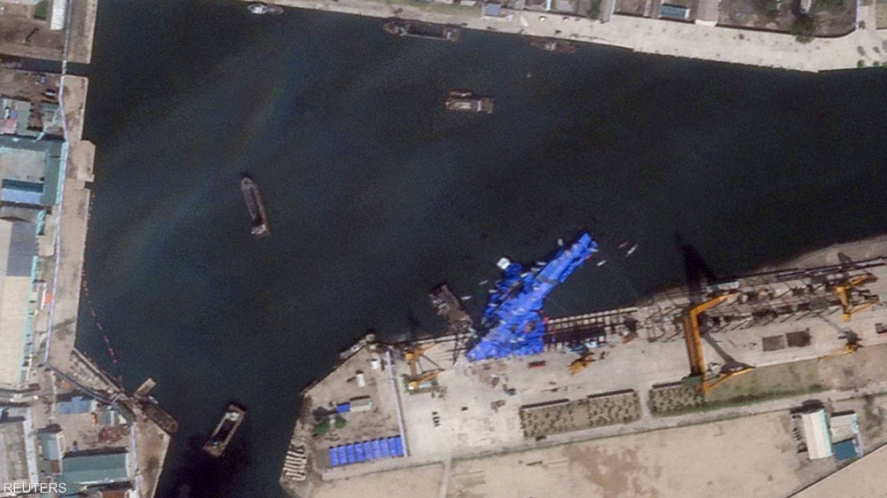 صور تكشف &laquo;بالونات&raquo; تحاول إنقاذ مدمرة كوريا الشمالية المنكوبة