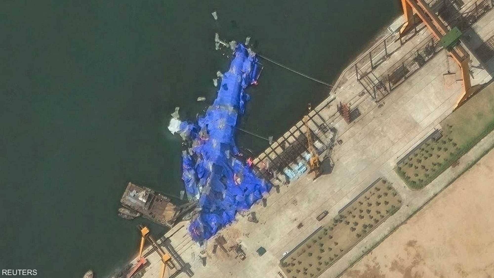 صور تكشف &laquo;بالونات&raquo; تحاول إنقاذ مدمرة كوريا الشمالية المنكوبة