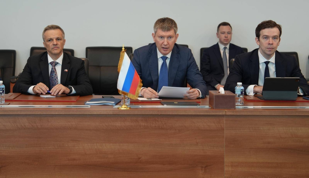 وزير الصناعة والتجارة يجتمع بوزير التنمية الاقتصادية في روسيا الاتحادية