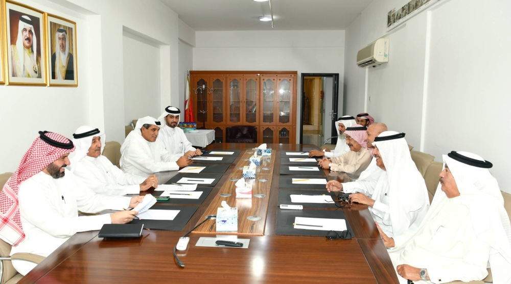 محافظة المحرق تبحث تنظيم معرض تراثي للصور النادرة وإصدار كتاب توثيقي لها