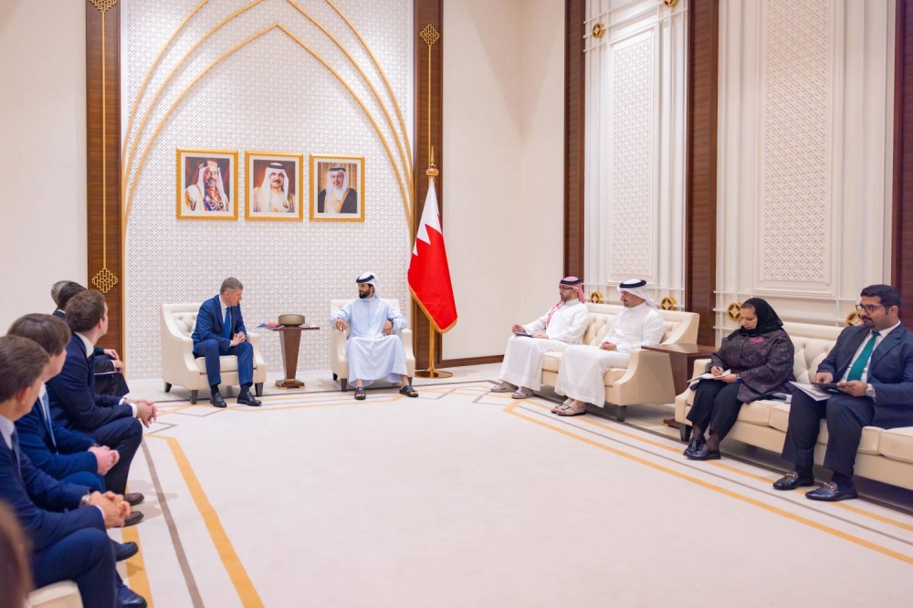 ناصر بن حمد يستقبل وزير التنمية الاقتصادية الروسي والوفد المرافق