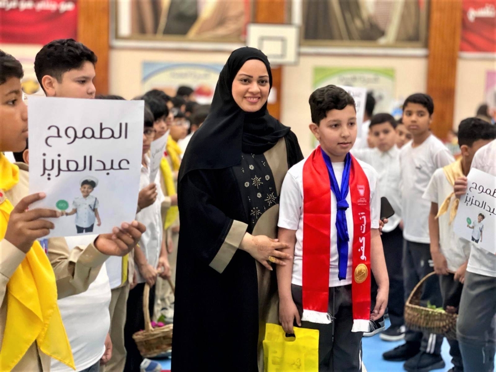 شعار حملة الجميع في مدرسة الدير الابتدائية للبنين: الطموح.. الملهم.. البطل.. هو عبدالعزيز الذي هزم التوحد
