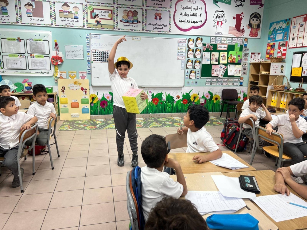 شعار حملة الجميع في مدرسة الدير الابتدائية للبنين: الطموح.. الملهم.. البطل.. هو عبدالعزيز الذي هزم التوحد