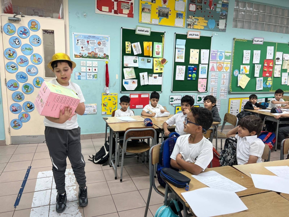 شعار حملة الجميع في مدرسة الدير الابتدائية للبنين: الطموح.. الملهم.. البطل.. هو عبدالعزيز الذي هزم التوحد