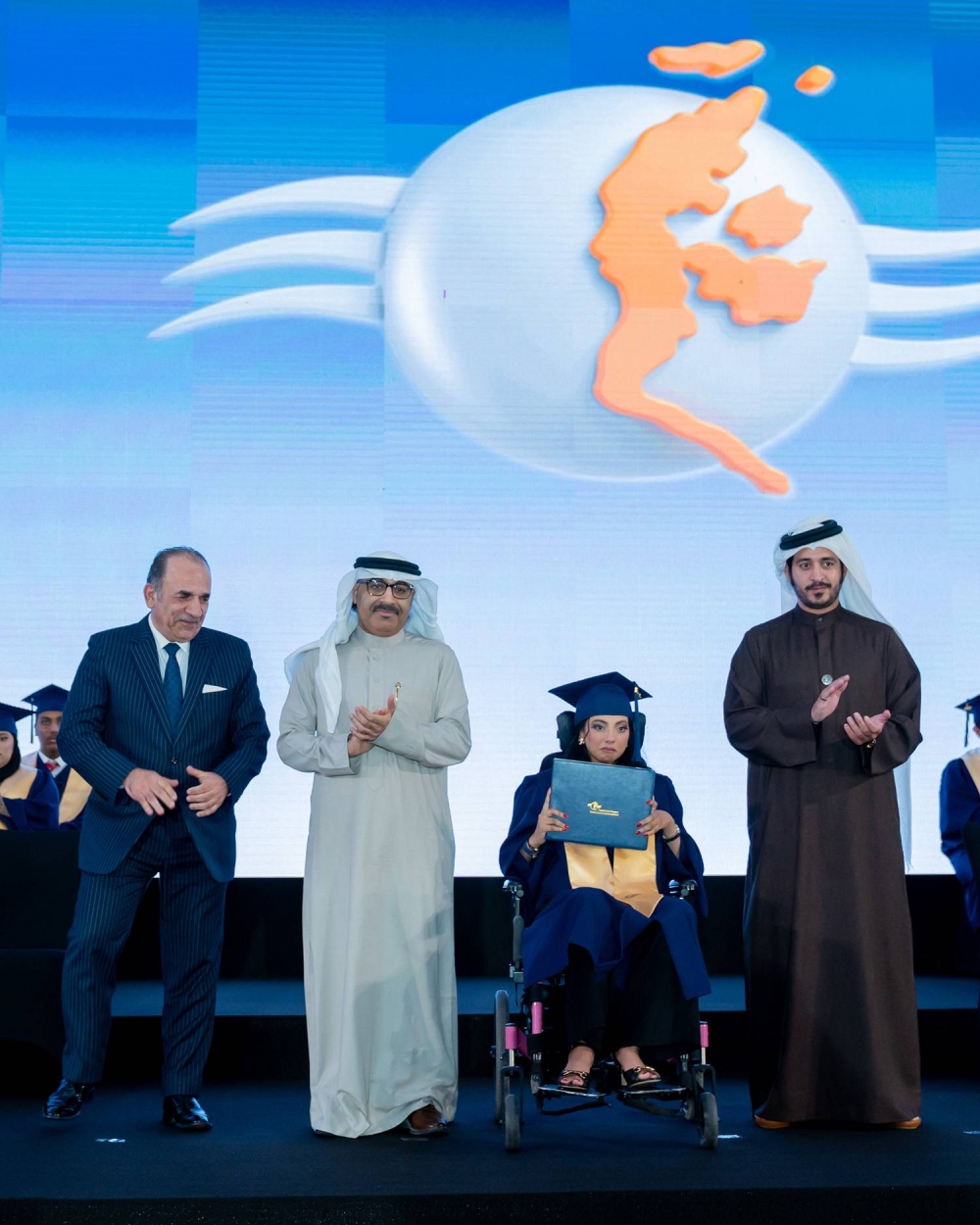 خالد بن حمد يرعى حفل تخرج الفوج الخامس عشر لمدرسة حوار الدولية