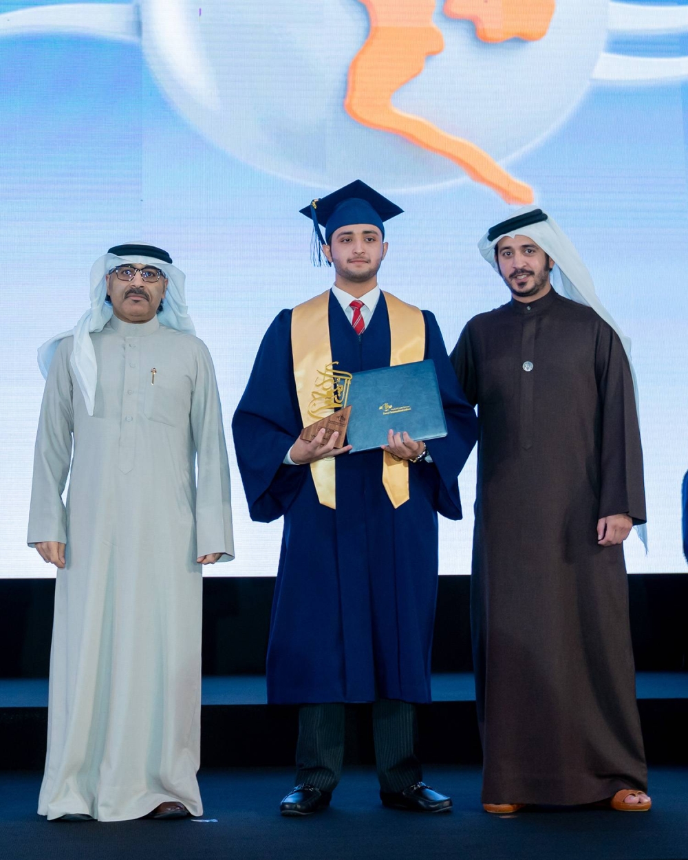 خالد بن حمد يرعى حفل تخرج الفوج الخامس عشر لمدرسة حوار الدولية