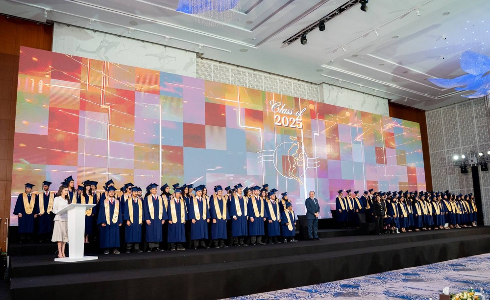 خالد بن حمد يرعى حفل تخرج الفوج الخامس عشر لمدرسة حوار الدولية