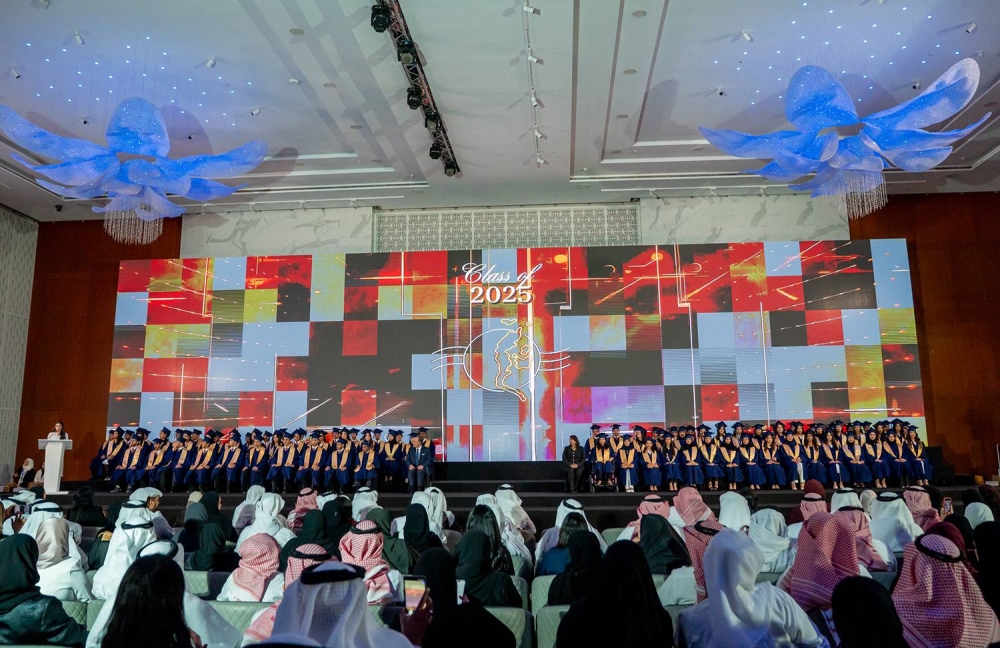 خالد بن حمد يرعى حفل تخرج الفوج الخامس عشر لمدرسة حوار الدولية