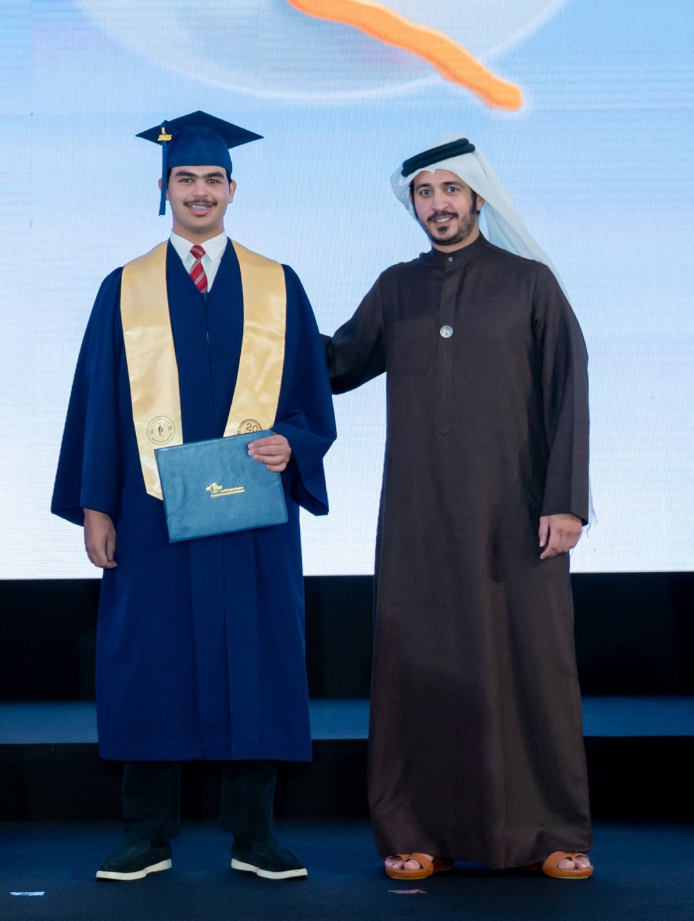 خالد بن حمد يرعى حفل تخرج الفوج الخامس عشر لمدرسة حوار الدولية