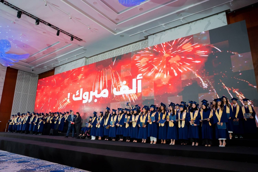 خالد بن حمد يرعى حفل تخرج الفوج الخامس عشر لمدرسة حوار الدولية