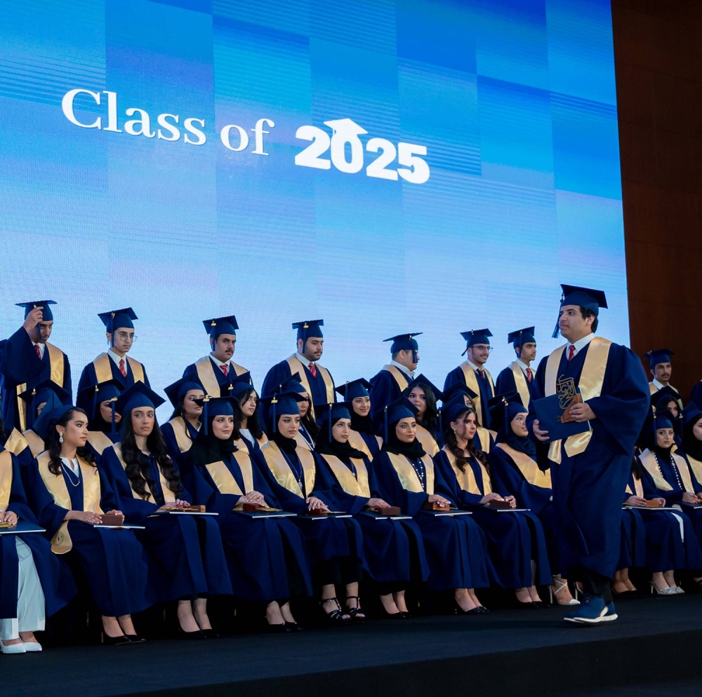 خالد بن حمد يرعى حفل تخرج الفوج الخامس عشر لمدرسة حوار الدولية