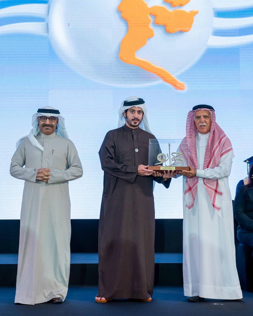 خالد بن حمد يرعى حفل تخرج الفوج الخامس عشر لمدرسة حوار الدولية