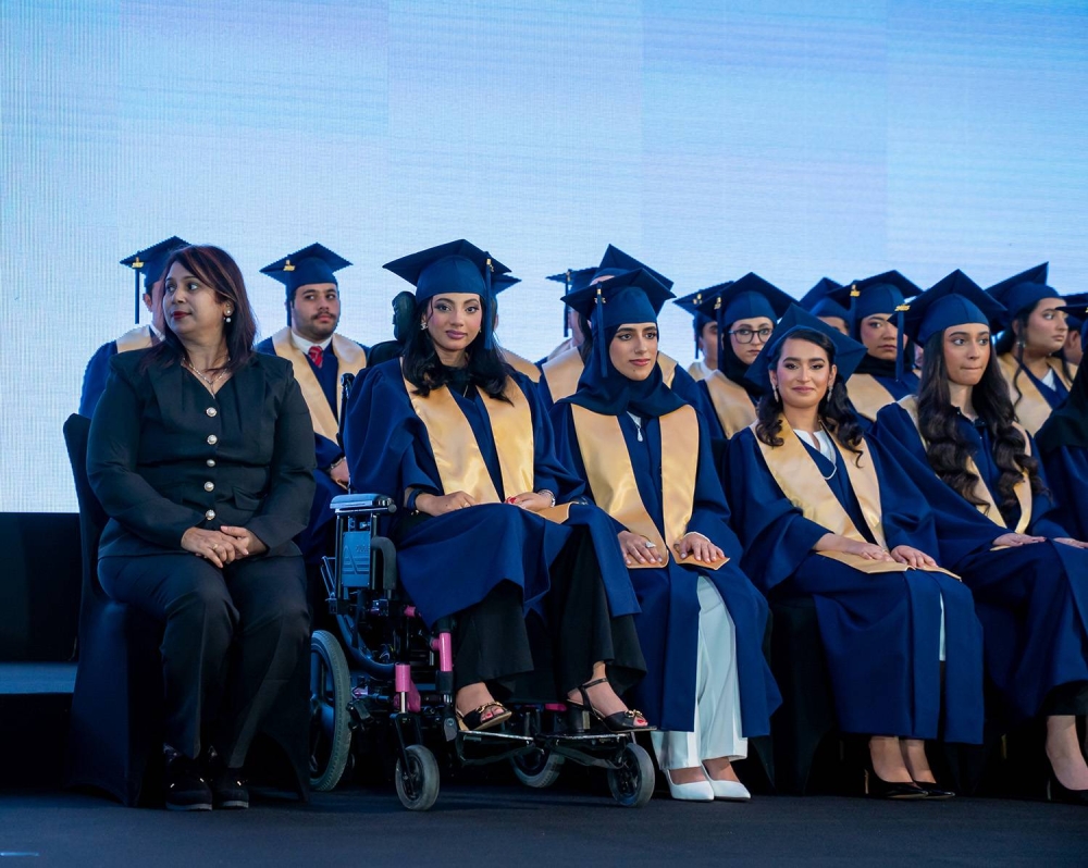 خالد بن حمد يرعى حفل تخرج الفوج الخامس عشر لمدرسة حوار الدولية