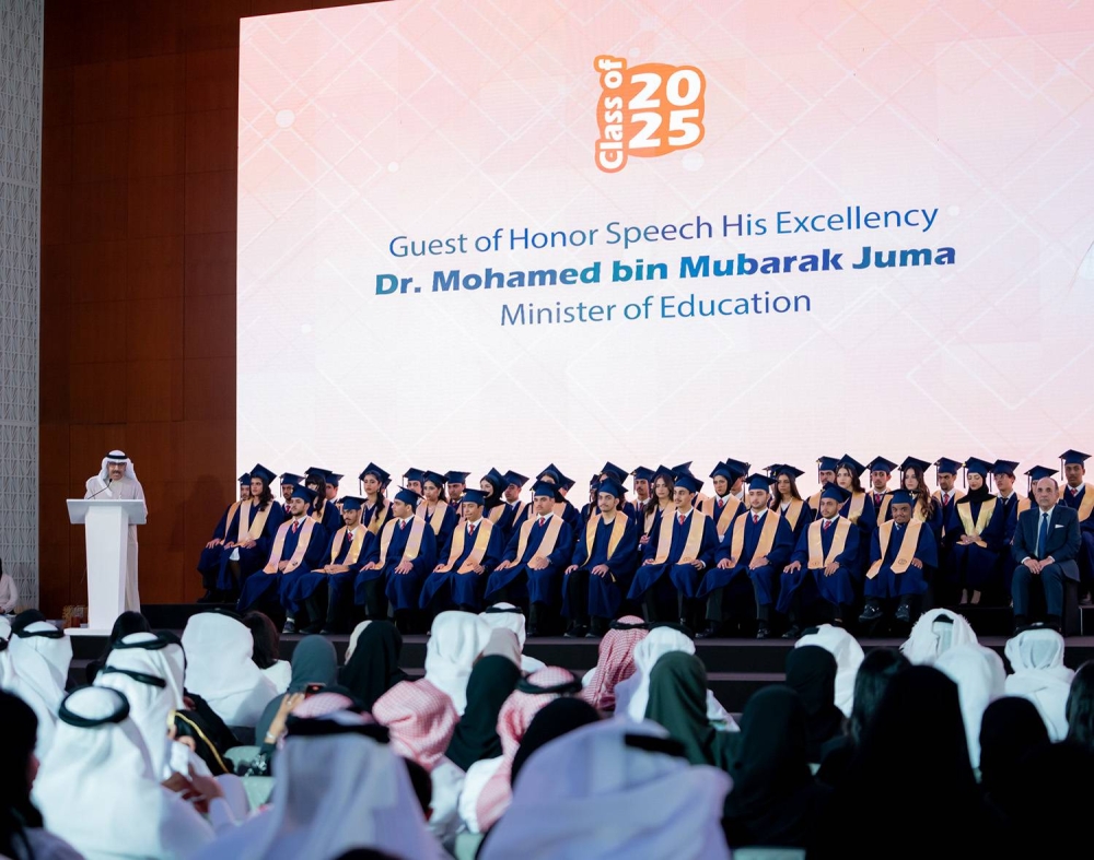 خالد بن حمد يرعى حفل تخرج الفوج الخامس عشر لمدرسة حوار الدولية