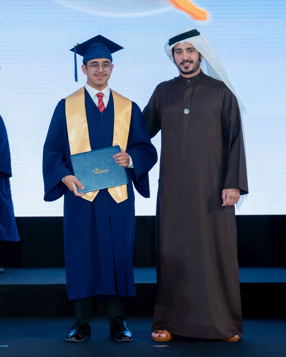 خالد بن حمد يرعى حفل تخرج الفوج الخامس عشر لمدرسة حوار الدولية