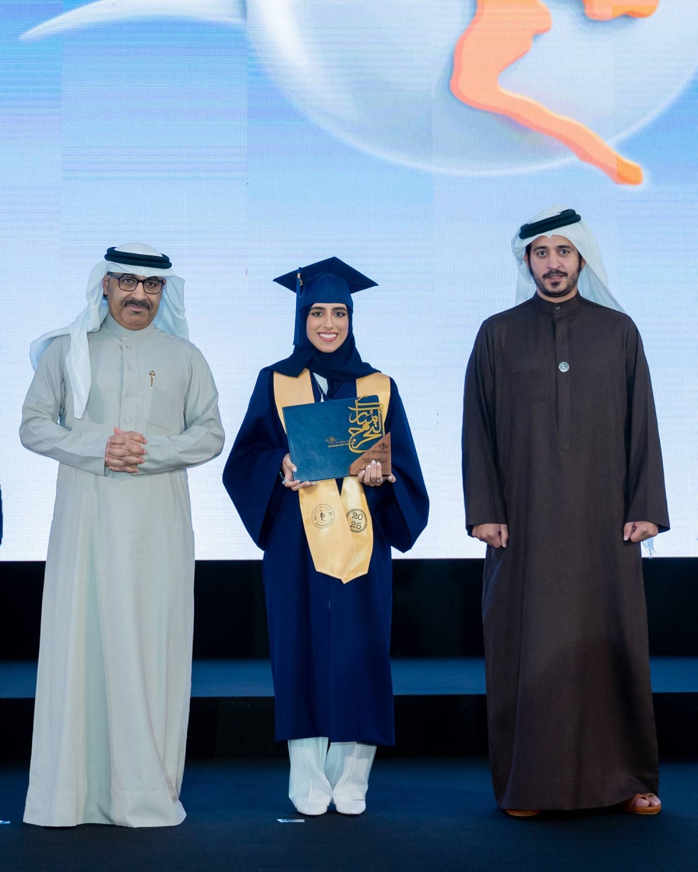 خالد بن حمد يرعى حفل تخرج الفوج الخامس عشر لمدرسة حوار الدولية