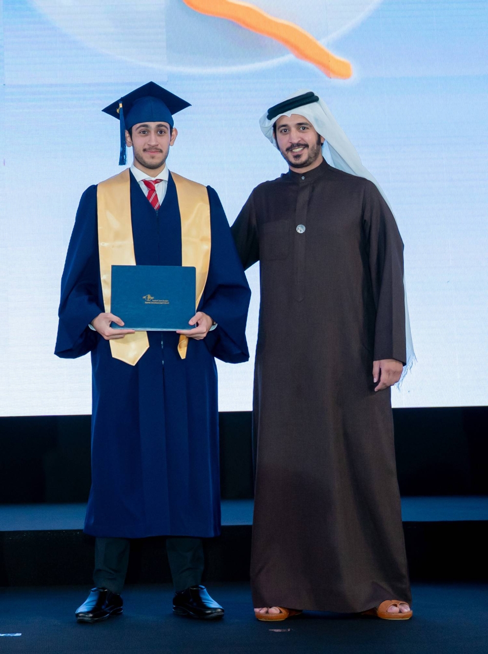 خالد بن حمد يرعى حفل تخرج الفوج الخامس عشر لمدرسة حوار الدولية