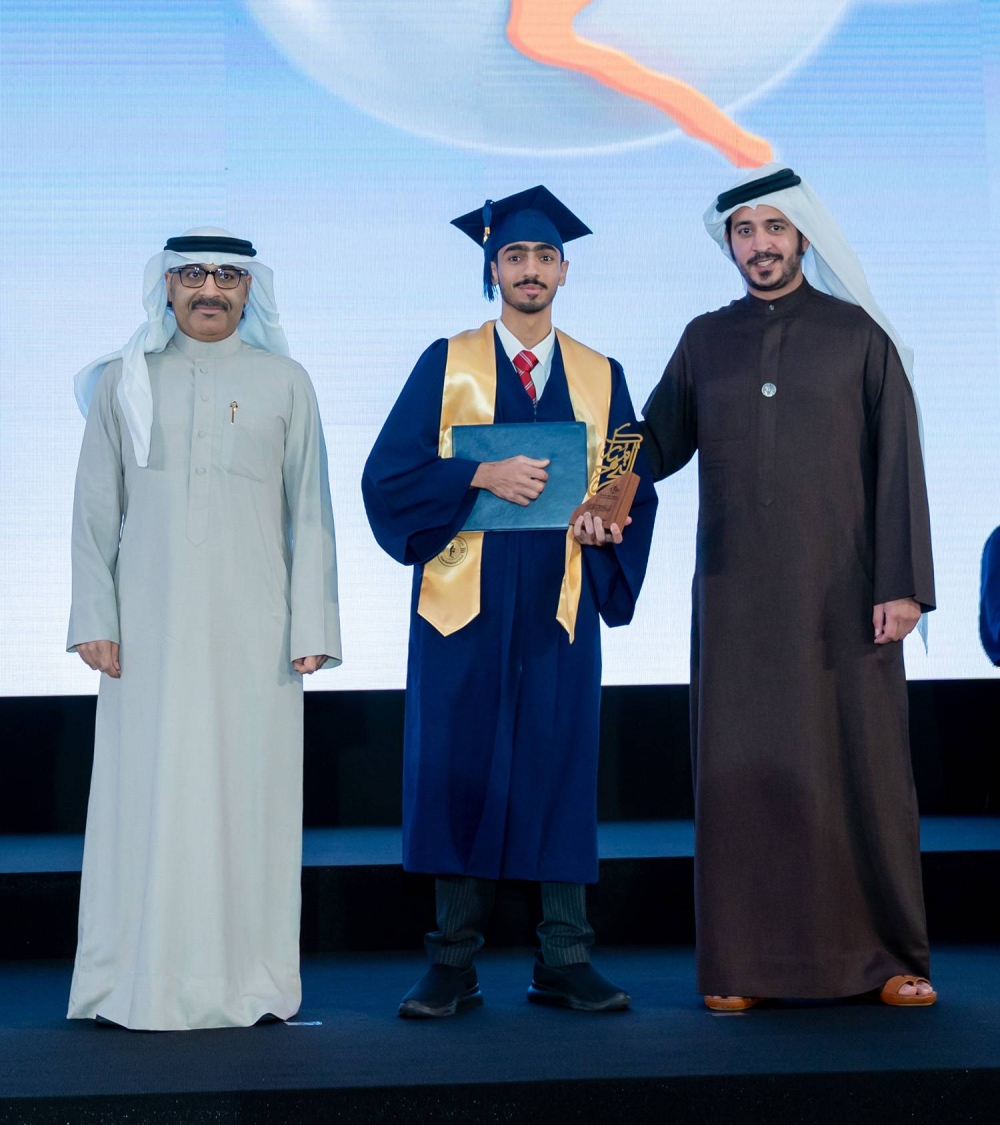 خالد بن حمد يرعى حفل تخرج الفوج الخامس عشر لمدرسة حوار الدولية