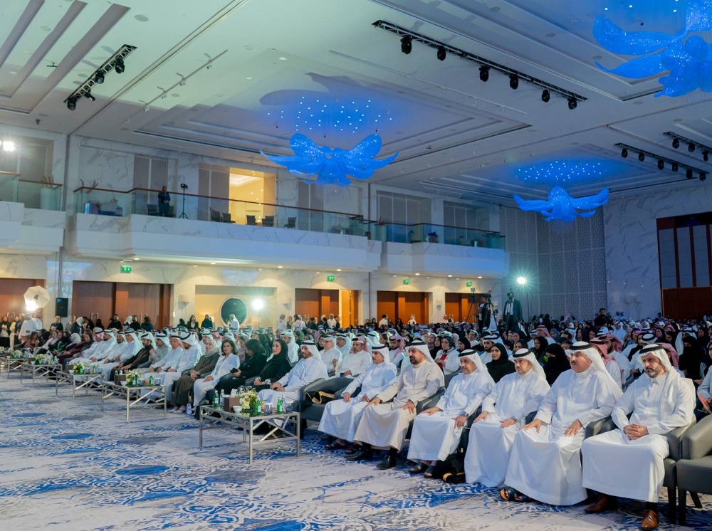 خالد بن حمد يرعى حفل تخرج الفوج الخامس عشر لمدرسة حوار الدولية