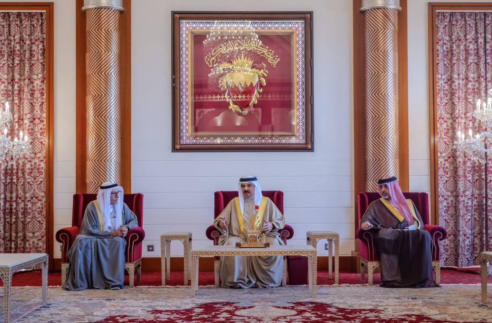 الملك يستقبل رئيس وأعضاء جمعية الصحفيين البحرينية بمناسبة اليوبيل الفضي لتأسيس الجمعية