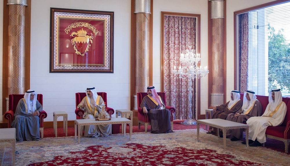 الملك يستقبل رئيس وأعضاء جمعية الصحفيين البحرينية بمناسبة اليوبيل الفضي لتأسيس الجمعية