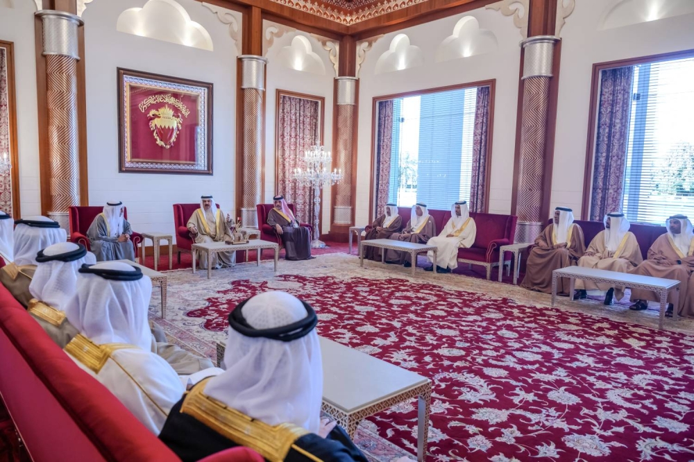 الملك يستقبل رئيس وأعضاء جمعية الصحفيين البحرينية بمناسبة اليوبيل الفضي لتأسيس الجمعية