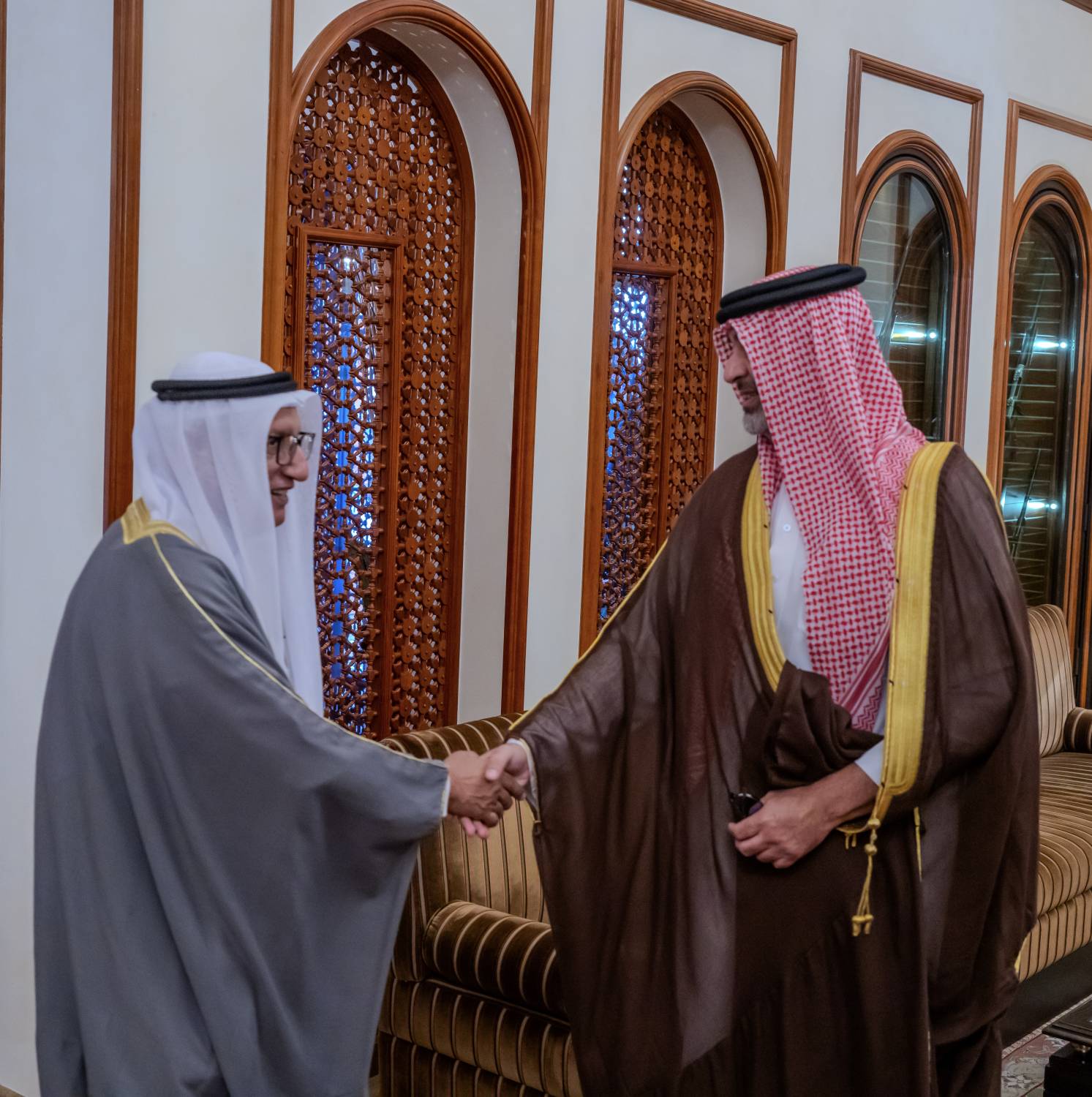 الملك يستقبل رئيس وأعضاء جمعية الصحفيين البحرينية بمناسبة اليوبيل الفضي لتأسيس الجمعية